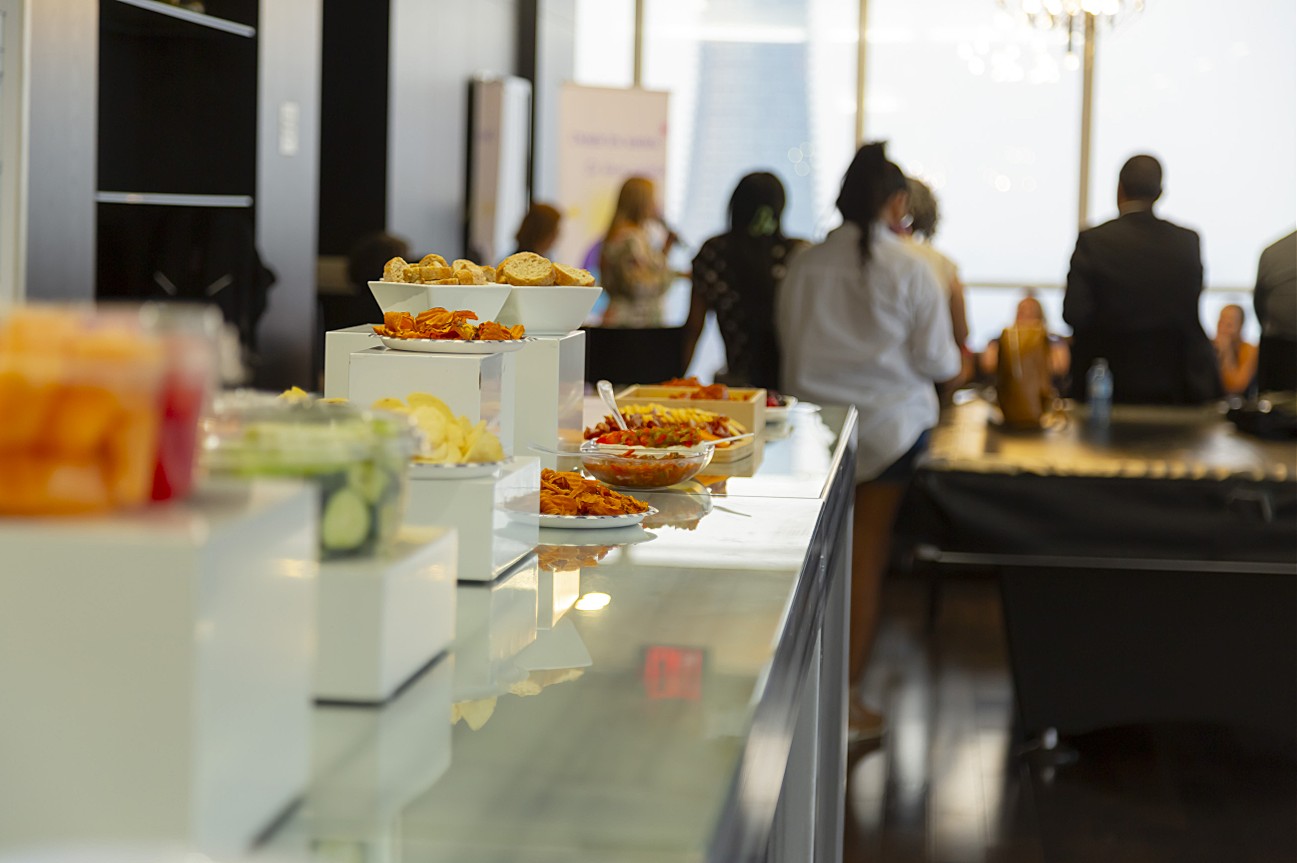 Mesa de bocadillos y networking informal entre emprendedores