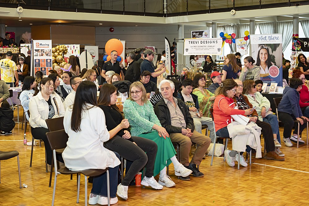 Asistentes disfrutando de las charlas y actividades del evento