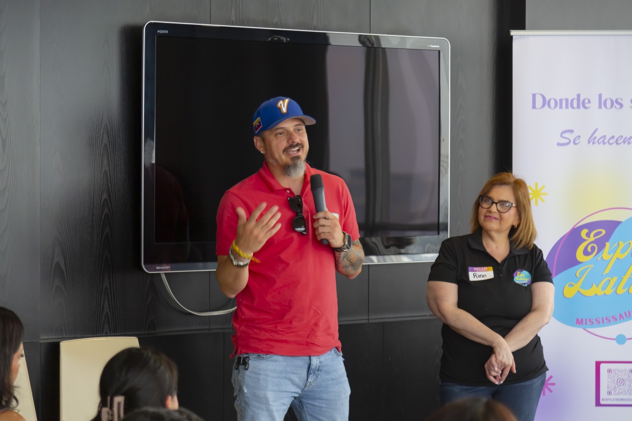 Emprendedor presentando su negocio con micrófono ante los asistentes