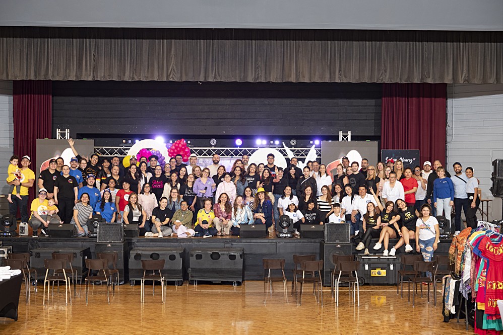 Foto grupal de los emprendedores participantes en el escenario